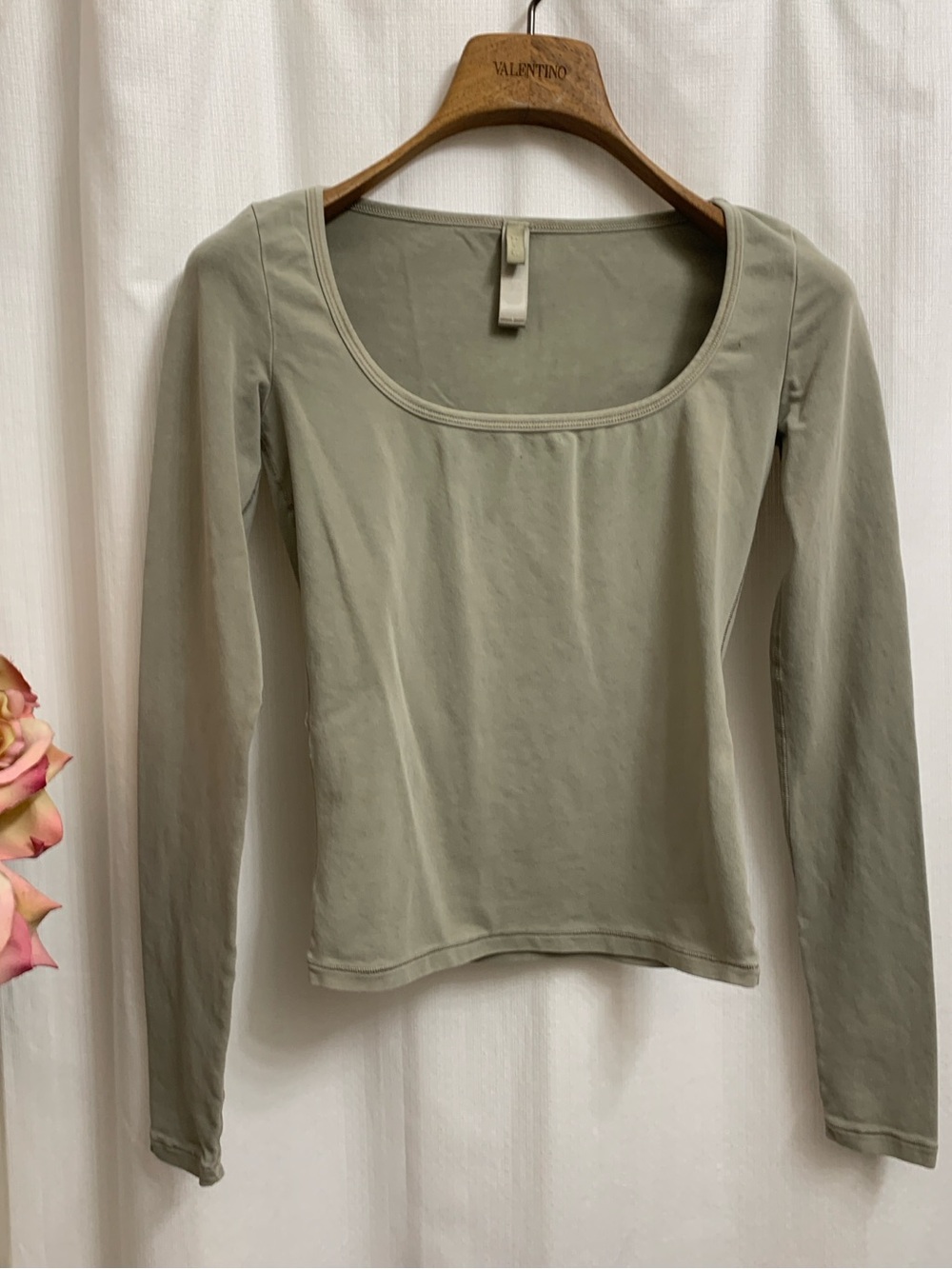 SKIMS Long Sleeve Scoop Neck Crop Top in Sage Green